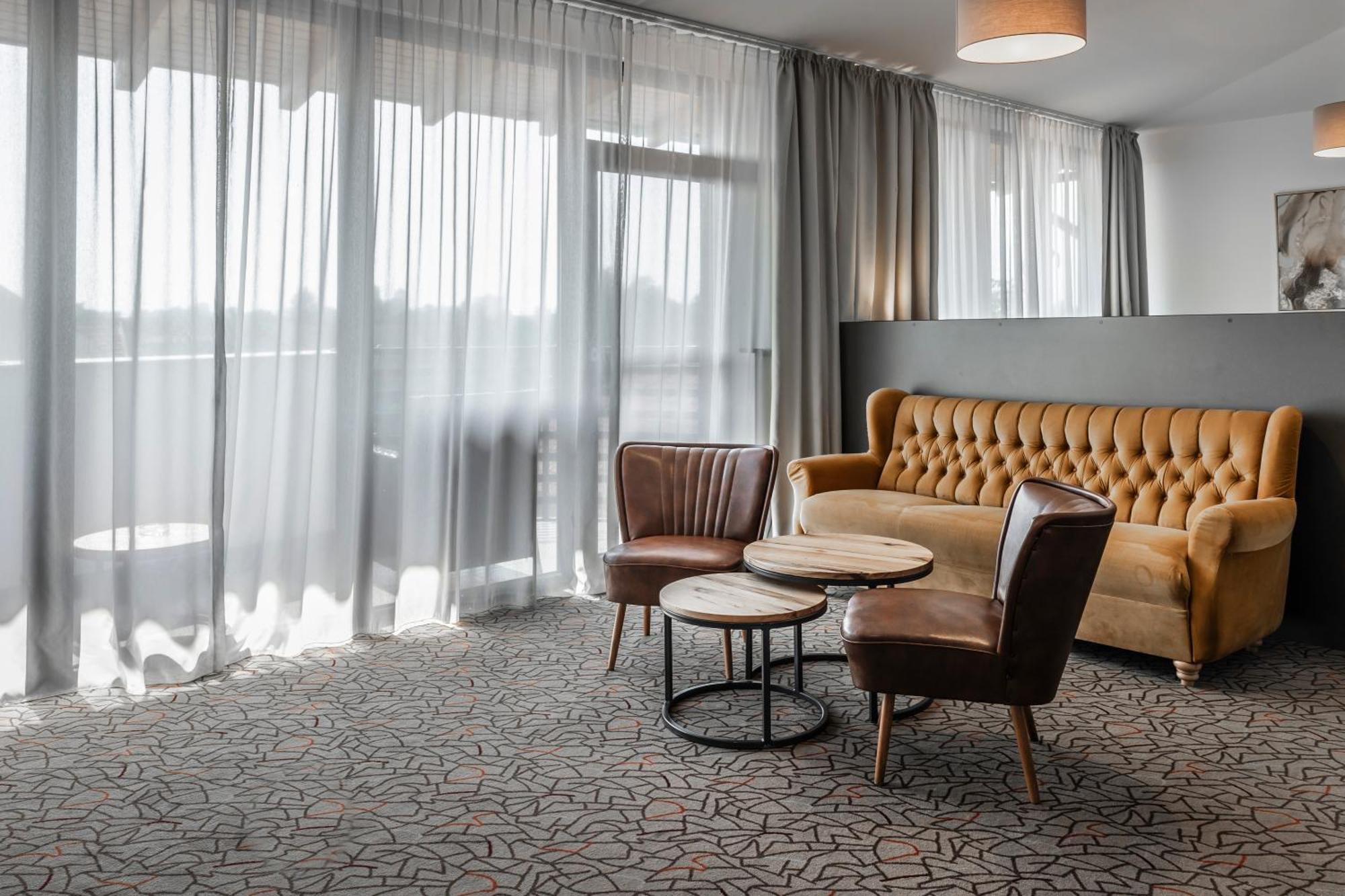 Charm Boutique Hotel Сату-Маре Экстерьер фото