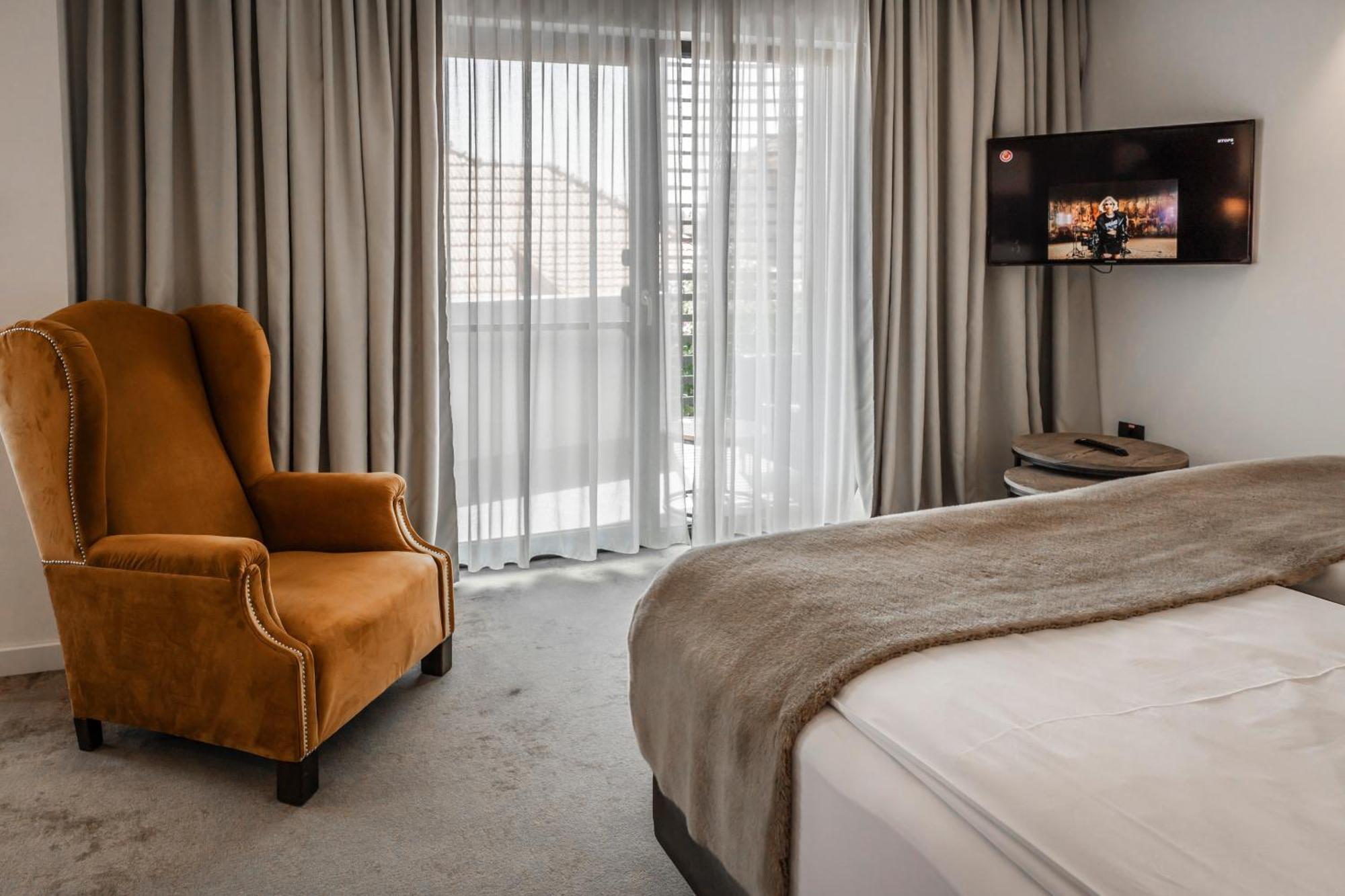 Charm Boutique Hotel Сату-Маре Экстерьер фото