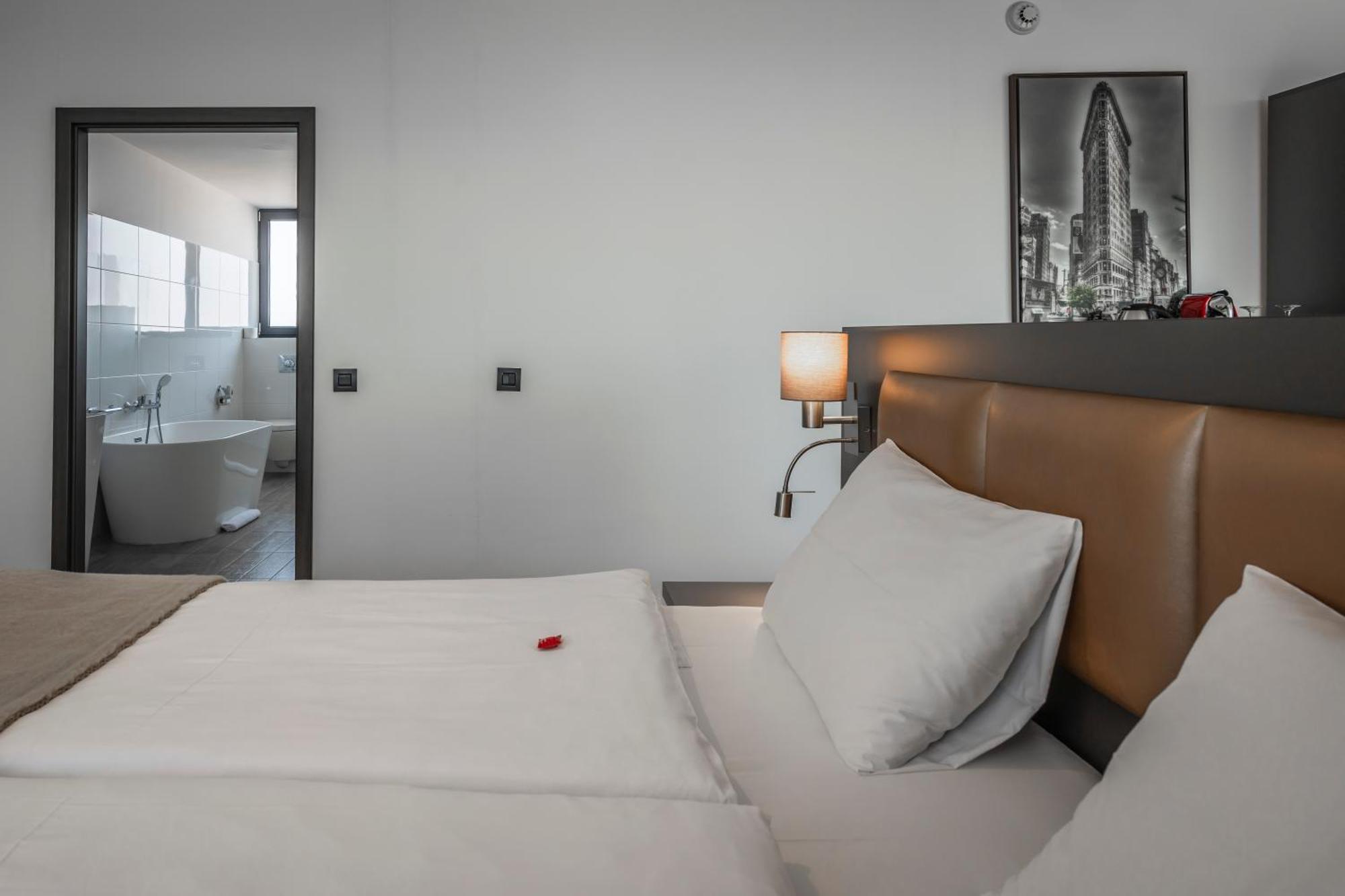 Charm Boutique Hotel Сату-Маре Экстерьер фото