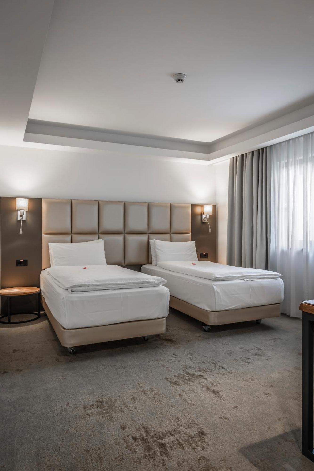 Charm Boutique Hotel Сату-Маре Экстерьер фото