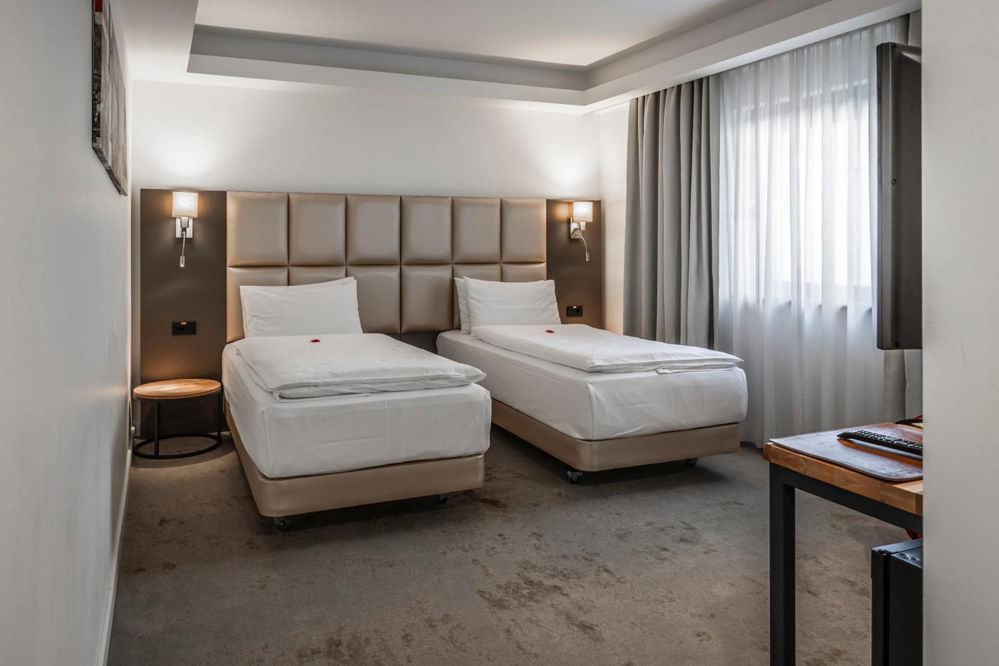 Charm Boutique Hotel Сату-Маре Экстерьер фото